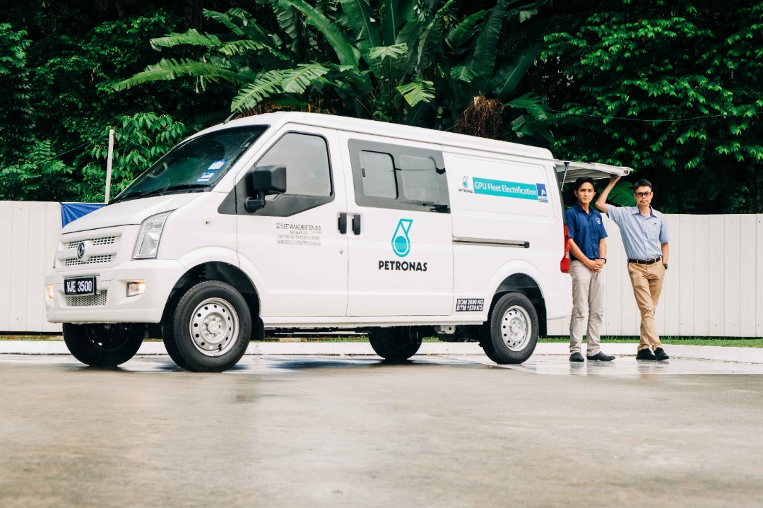 PRSB team with a PETRONAS fleet vehicle