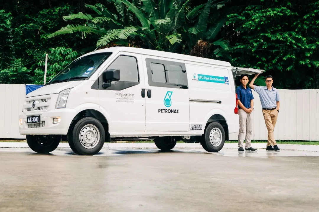PRSB team with a PETRONAS fleet vehicle