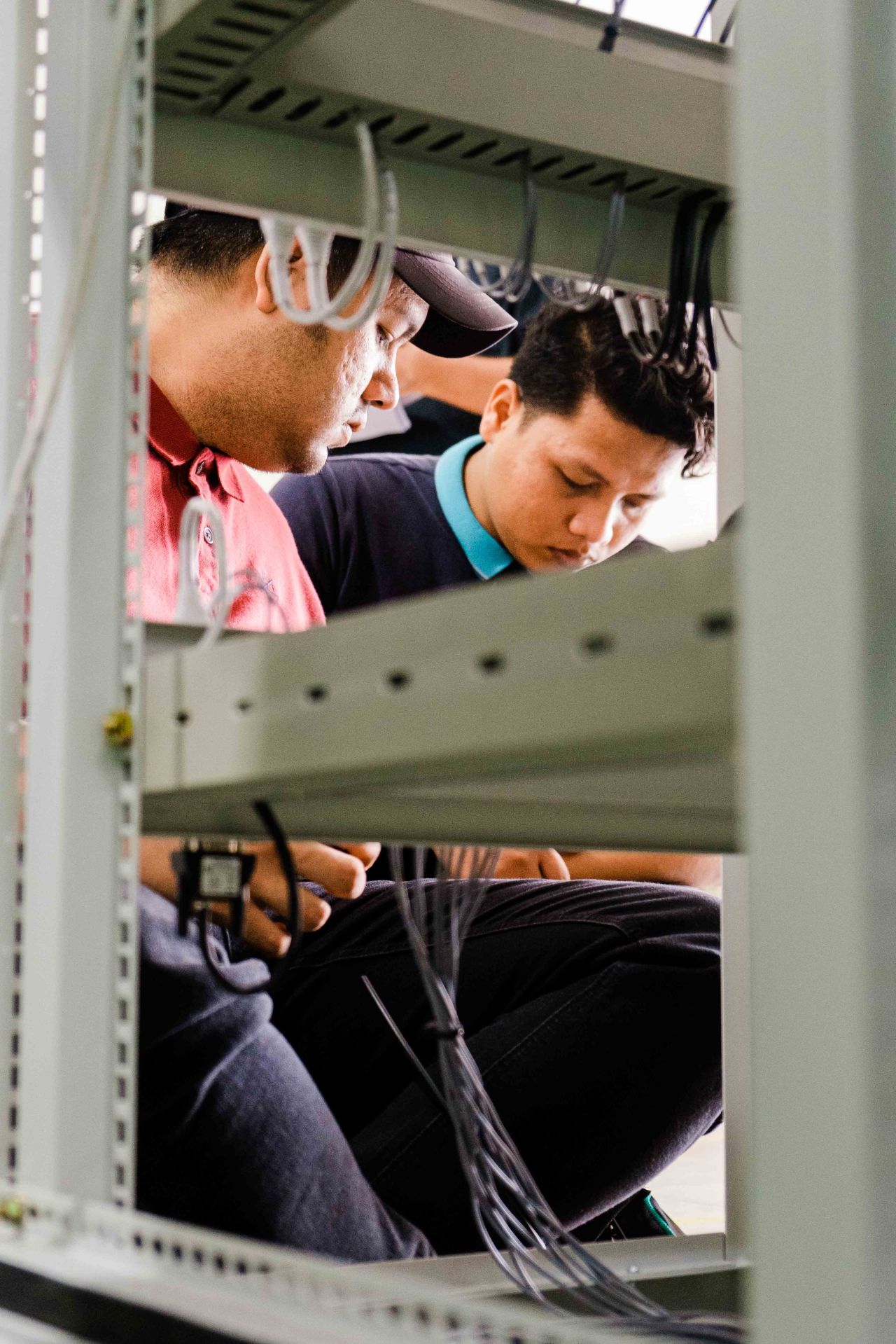 Petrolec engineers commissioning UPS in rack